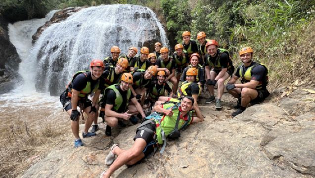 Thành phố Đà Lạtin kanjoniseikkailu (köysilaskeutuminen, patikointi, vesiliukumäet, köysirata viidakossa)