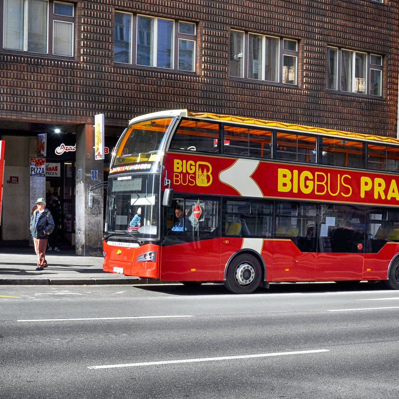Big Bus Prague : Circuit en bus à arrêts multiples avec croisière fluviale en option