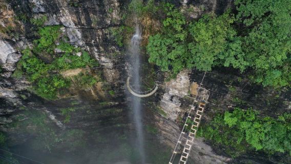 貴陽雙地標嗨玩！猴耳天坑×桃源河漂流|從懸崖漫步到浪尖尖叫！