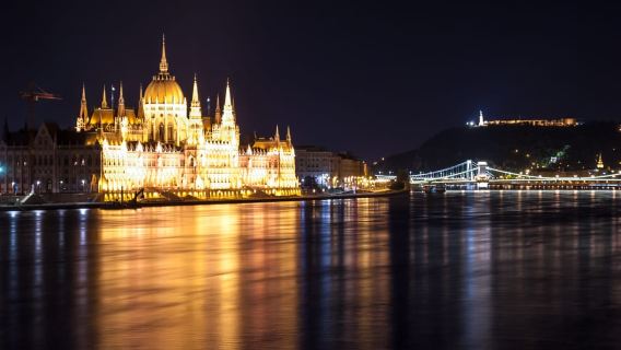 Будапешт: новогодний круиз на лодке с неограниченным количеством напитков