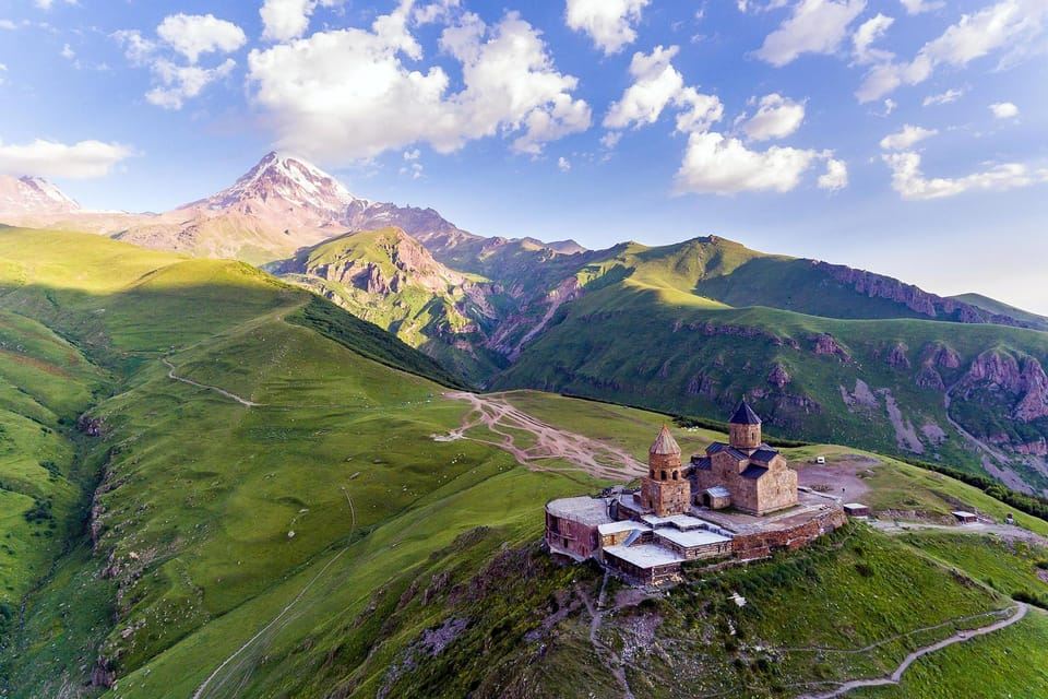 Da Tbilisi: tour di un giorno alla stazione sciistica di Gudauri o a Kazbegi