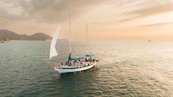 Desde Santa Marta: Paseo en velero al atardecer con 2 bebidas