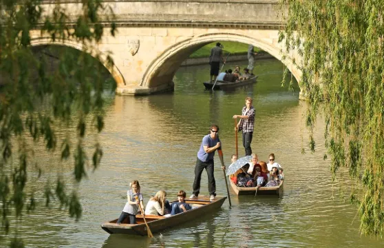 贈午餐 英倫敦劍橋大學+牛津大學拼團一日遊中文團 包括劍橋遊船