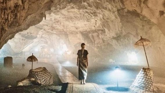 Bali: Nusa Penida: conservazione delle tartarughe, enorme tempio rupestre