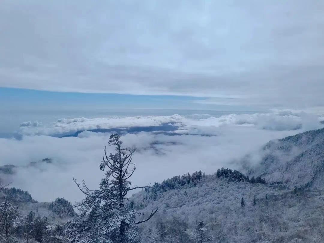 Tour en grupo privado para turistas extranjeros en la estación de esquí de la Montaña de Nieve Xiling y las aguas termales de Huashuiwan