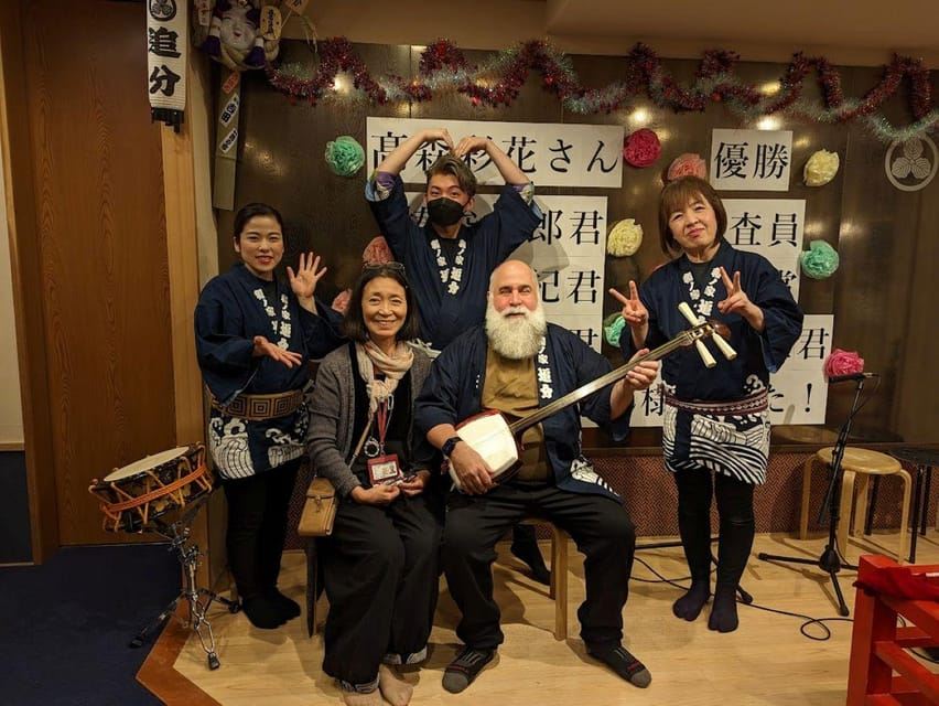 Esibizione di shamisen di Tsugaru durante una cena tradizionale
