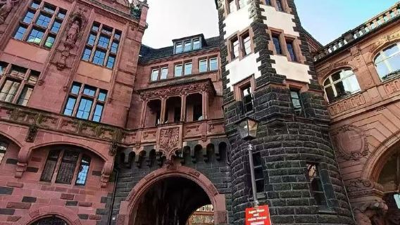 德國紐倫堡城堡+聖洛倫茨教堂+主集市廣場+工匠廣場一日遊。