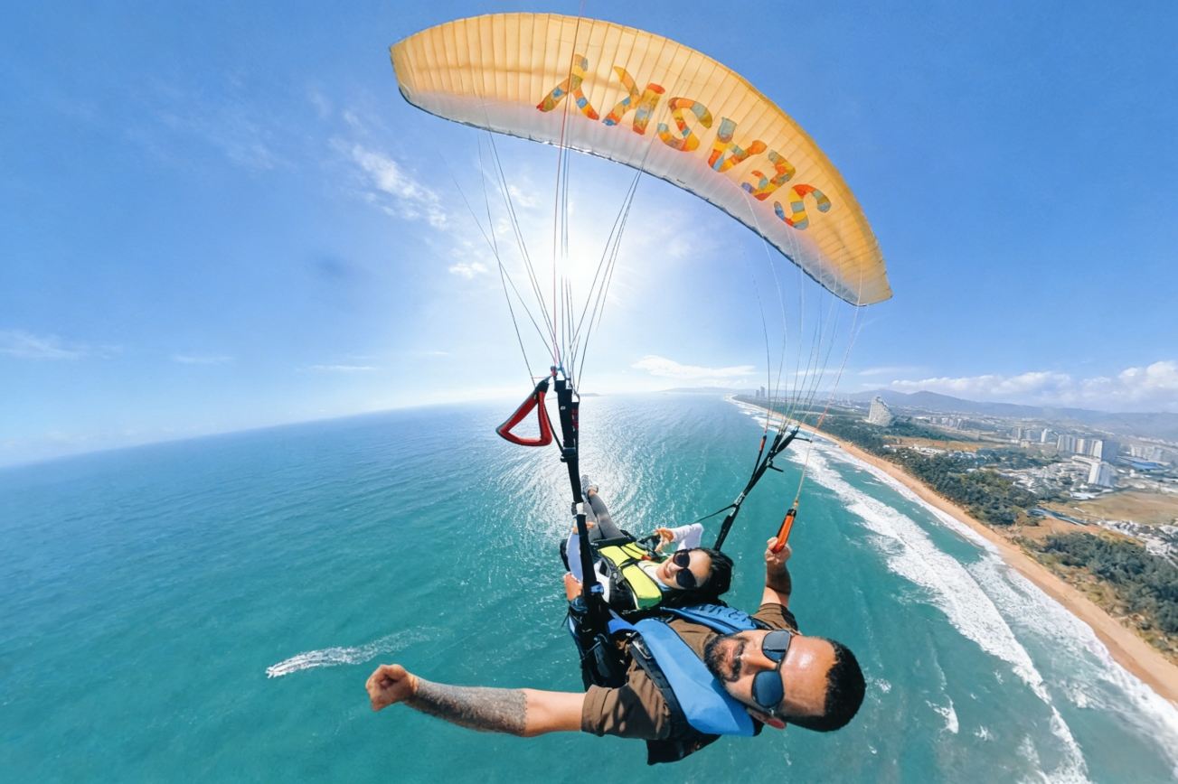 ประสบการณ์บินร่มร่อนที่ซานย่า Haitang Bay Grand Hyatt Hotel · Beach Bar [วิวทะเลกลางอ่าวไหถัง + บินเลียบชายฝั่งแอตแลนติส + สามารถเลือกครูฝึกชาวต่างชาติ/จีนได้]