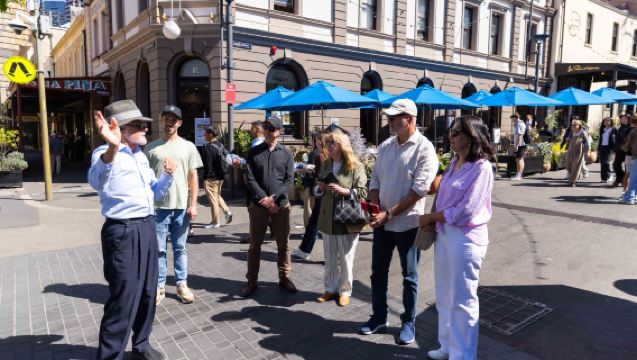 Sydney International Airport Pick-up | Lunch at The Rocks | Bondi Beach | Bilingual Guide