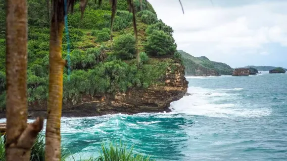 Yogyakarta: Cave adventure + Timang Beach [Includes admission ticket/private car pickup]