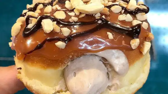 Food tour of the Lower Garden District in New Orleans