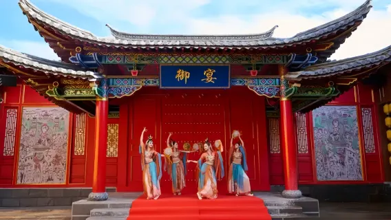 Lijiang Kaiserbankett • Ein immersives Erlebnis des kaiserlichen Festmahls vor tausend Jahren (antike Palastszenen + immersive Zeitreise + traditionelle Musik- und Tanzaufführungen + antike Kostümverkleidung)