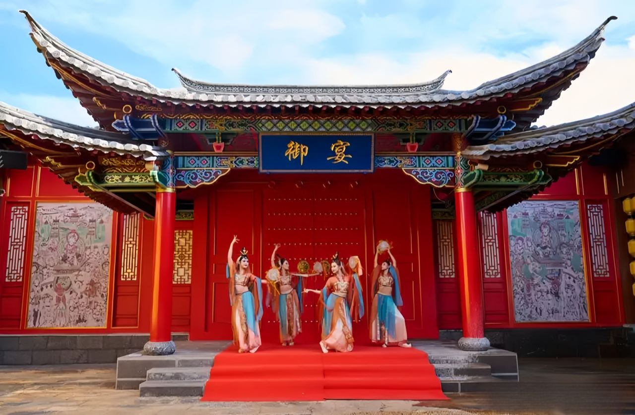 Banquet impérial de Lijiang • Une expérience immersive des festins royaux d'il y a mille ans (décors de palais anciens + immersion temporelle + spectacles de musique et danse traditionnelles + expérience de costumes historiques)