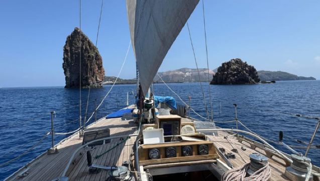 Isole Eolie: Tour in barca Vela Experience da Vulcano