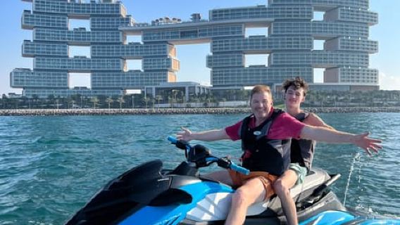 Palm Jumeirah: 1,5-часовой тур на гидроциклах с гидом