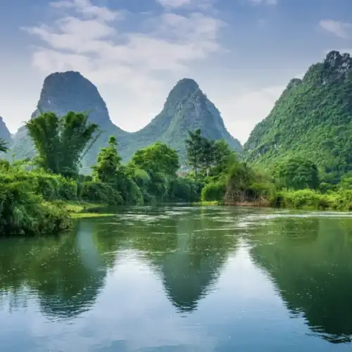 漓江風景区の遊覧船＋遇龍河＋銀子岩＋相公山＋千里江山図大型水墨画