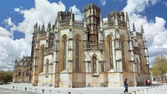 Chinese private charter tour - Lisbon round-trip + Obidos + Batalha + Fatima + Nazaré