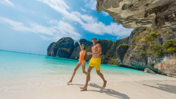 [ทัวร์ 1 วัน] เดินทางจากภูเก็ต - เกาะพีพี, อ่าวมาหยา & เกาะไข่ | ฟรี WiFi | เดินทางด้วยเรือคาตามารัน