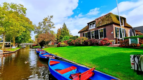 Day Tour to Giethoorn, Afsluitdijk, Zaanse Schans [Small Group Max. 8 pax, Hotel Pick-Up]