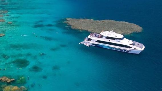 ทัวร์วันเดียว/ทัวร์หลายวัน ดำน้ำตื้นและดำน้ำลึกที่ Great Barrier Reef เมือง Cairns จากพอร์ตดักลาส