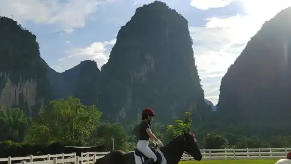 廣西桂林十里畫廊陽朔雲端馬術俱樂部/騎馬體驗【專業教練指導+花海/山谷野騎+提供全套裝備+免費停車拍照】