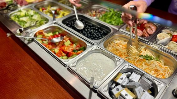 Prague: Sightseeing Boat Cruise with Buffet Dinner