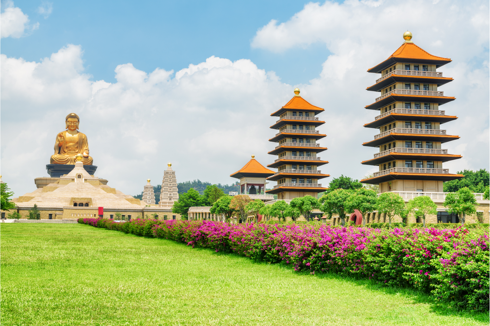 Excursión de un día al Monasterio Fo Guang Shan, Lago del Loto, Pier-2 y Bahía Sizihwan en Kaohsiung | 2x1