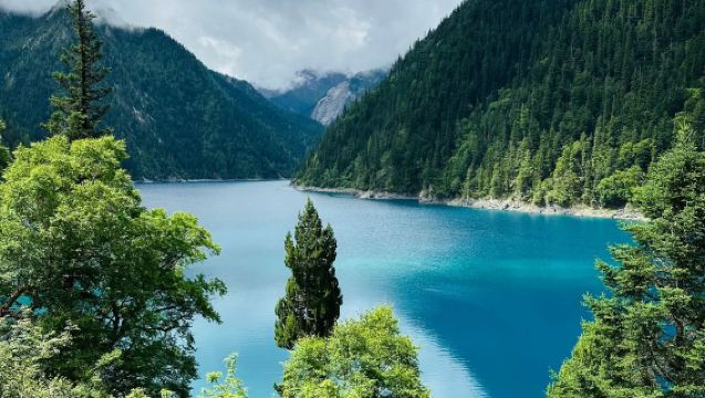Entrada a Jiuzhaigou + billete de autobús turístico + billete de autobús directo solo ida desde la estación de Huanglong Jiuzhai hasta Jiuzhaigou