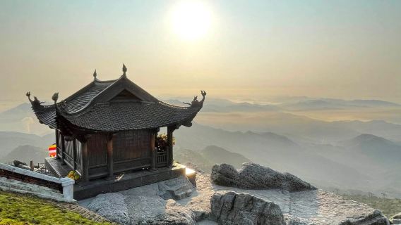 Tur Pribadi Eksplorasi Budaya Buddha Gunung Yen Tu (Termasuk Kereta Gantung + Pemandu Bahasa Inggris/Korea)