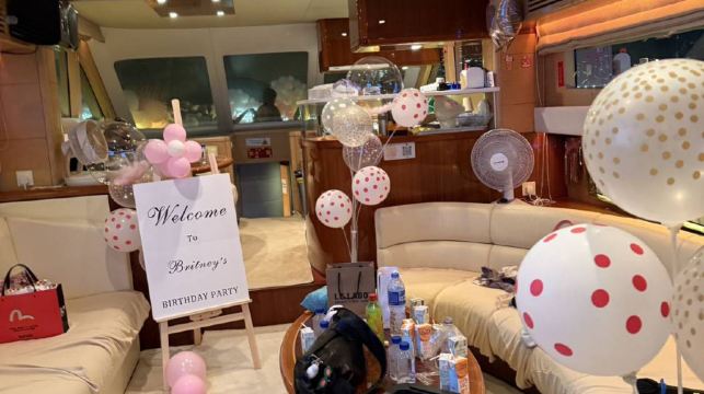 【香港遊艇包船出海】香港70呎豪華飛橋遊艇包船出海觀光娛樂或夜遊維港～暢享水上娛樂與海景～