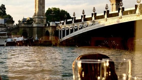 ปารีส: ล่องเรือดินเนอร์ริมแม่น้ำแซนแบบบิสโทรโนมิก