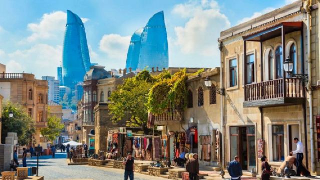 Baku : Full Day Private City Tour: Explore Iconic Heydar Aliyev Centre, Old City & Flame Towers!
