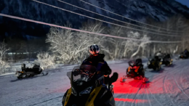 Excursion d'une journée en motoneige nocturne à Tromsø [7 heures]|Groupe en anglais