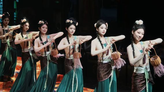 Xiamen Royal Banquet: Immersives kaiserliches Festmahl mit Hanfu-Makeover & Live-Bühnenshows