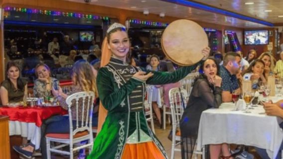 Estambul: Crucero con cena por el Bósforo y espectáculo nocturno turco