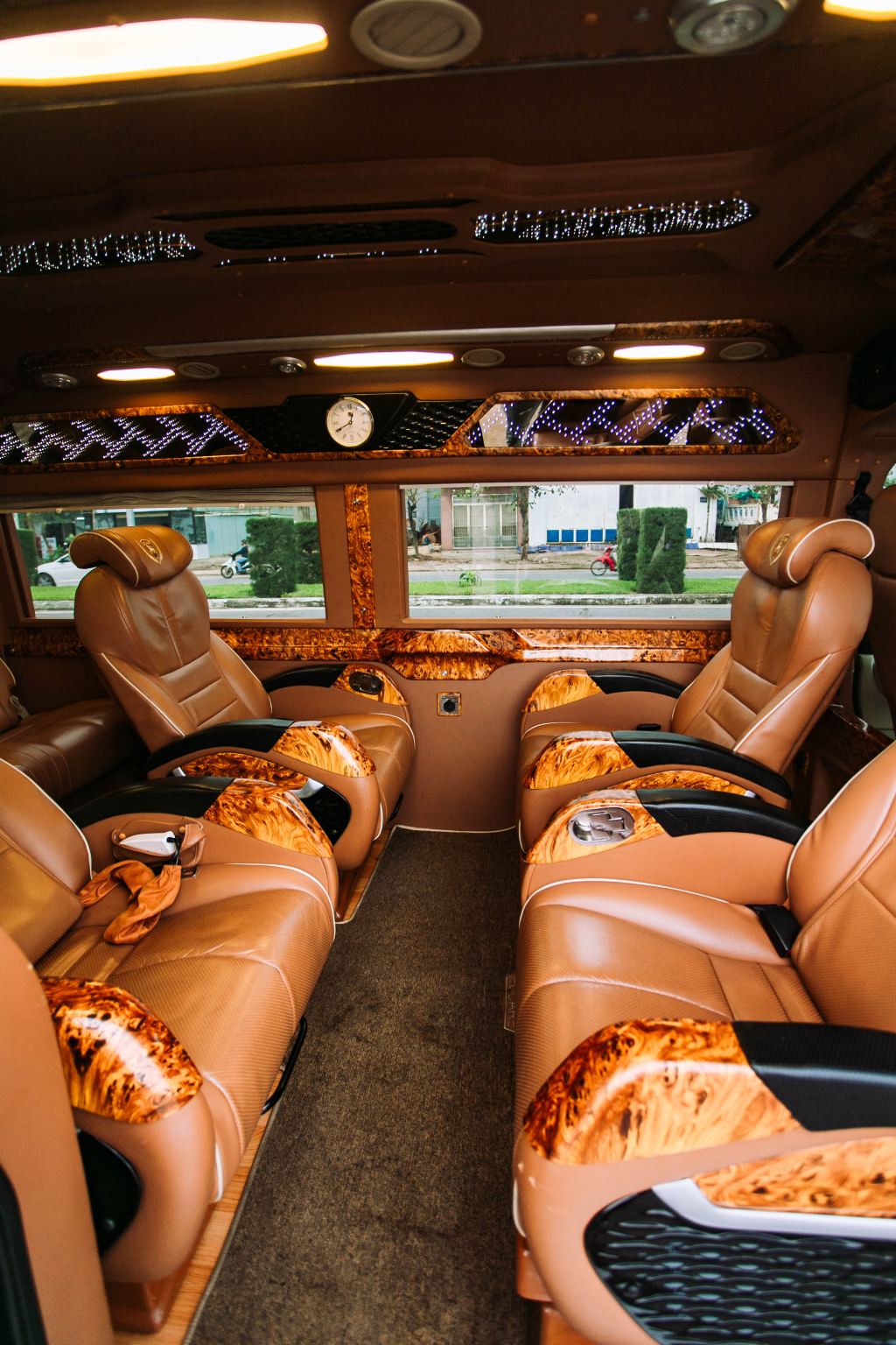 LUXURY PRIVATE CAR PICK UP FROM DA NANG AIRPORT OR DA NANG HOTEL TO HOIANA HOTEL AND SUITES- GOLF CLUB