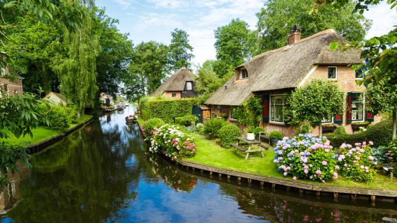 From Amsterdam: Daytrip to Giethoorn, Venice of the North, including canal tour