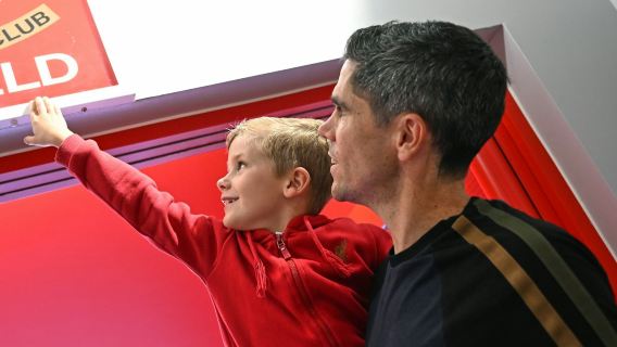 Tur Kereta Api Stadion dan Museum Anfield Klub Sepak Bola Liverpool dari London