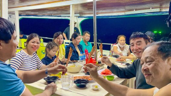 富國島捉魷魚黃昏海宴【船上日落和魷魚燒烤之夜】