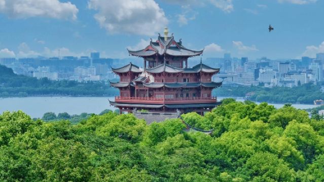 Однодневный тур по Ханчжоу: озеро Сиху, башня Чэнхуан, пик Линъинь Фэйлай, храм Юнфу с индивидуальным трансфером/арендой автомобиля с водителем (доступно обслуживание на китайском и английском языках)