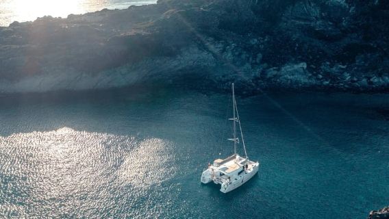 Santorini: Catamaran Caldera Cruise with Meal and Drinks