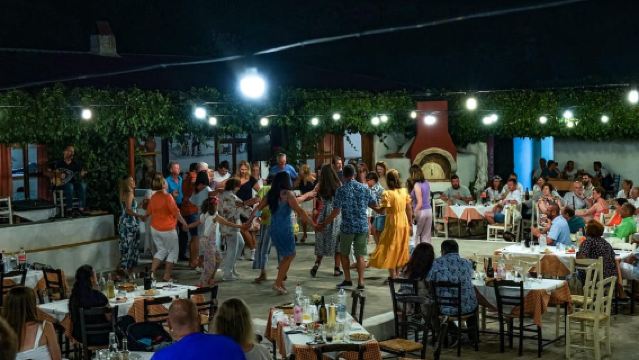 Von Heraklion: Kretisches Dorfessen mit Musik und Tänzern