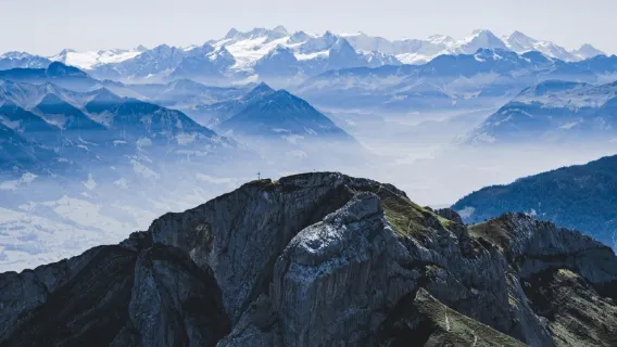 Заказ после консультации / Фраумюнстер в Цюрихе, Швейцария, Петропавловский собор, Часовой музей Бейера / аэропорт / трансфер из точки в точку / услуги гида-водителя для путешествий / услуги частного автомобиля