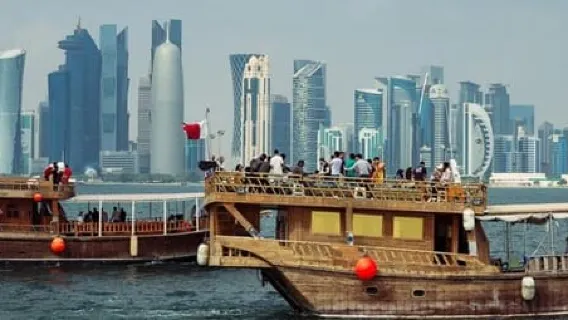 Doha: Kapal Pesiar Tradisional Dhow dengan Pemandangan Pelabuhan dan Skyline