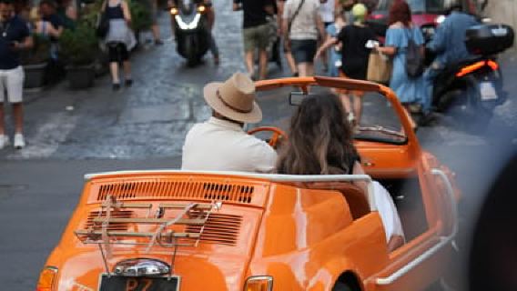 Recorrido por la ciudad y sesión de fotos en un Fiat 500 descapotable vintage de lujo