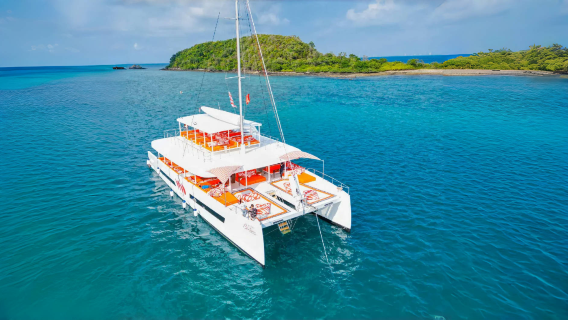 タイ・パタヤ沖の3島日帰りツアー【セーリングヨット/モーターボート運転体験選択可+シュノーケリング食事付き+マリンレジャーアクティビティ】