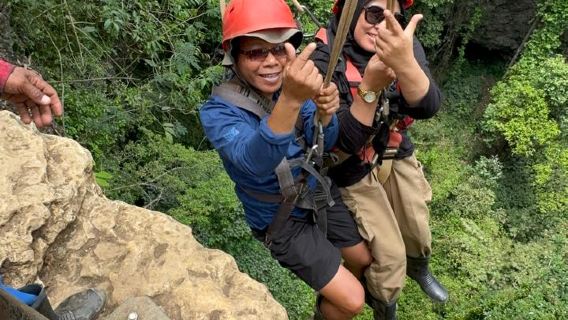 Tour Giornaliero a Jogjakarta: Esplorazione della Grotta di Jomblang e Avventura Divertente