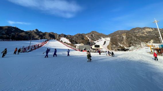 One-day shuttle bus to Urumqi Baiyun International Ski Resort (round trip from Urumqi)
