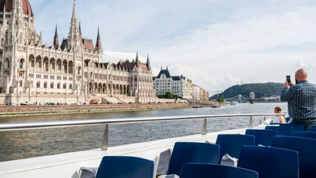 Budapest : Croisière touristique d'une journée sur le Danube + Audioguide + Boissons