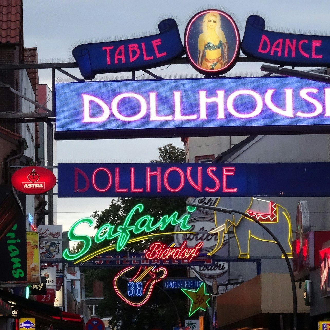 Reeperbahn St. Pauli Night Walk: The Black Diamonds of St. Pauli